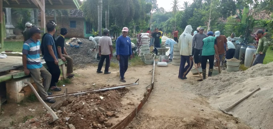 GOTONG ROYONG RT 005 RW 002 PEKON WARINGINSARI TIMUR PENGERASAN JALAN DESA,DAN KEBERSIHAN LINGKUNGAN DENGAN ANGGARAN SWADAYA MASYARAKAT