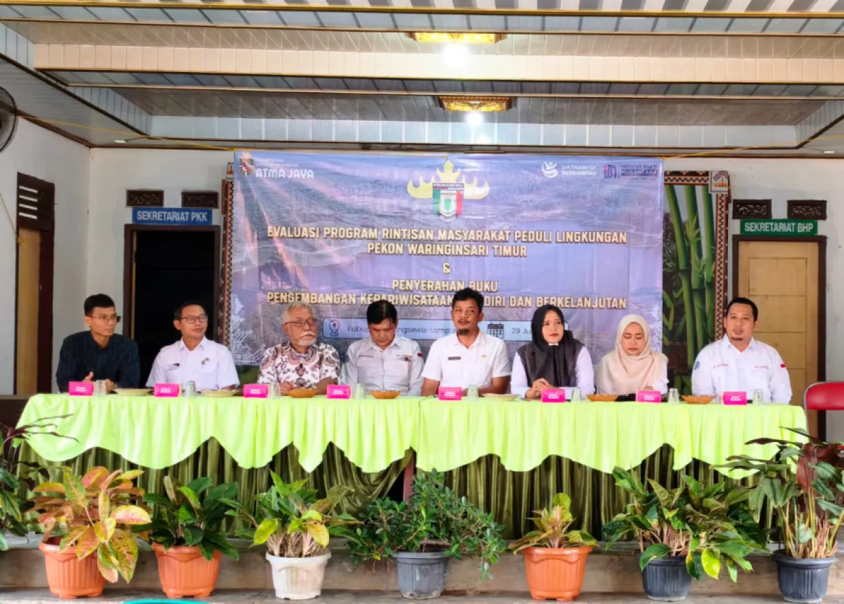 Evaluasi Program Rintisan Masyarakat Peduli Lingkungan & Penyerahan Buku Kepariwisataan Mandiri dan Berkelanjutan di Pekon Waringinsari Timur